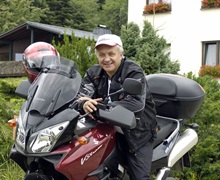 Hotelchef auf Motorrad